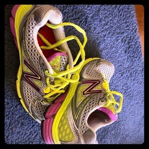 Women’s New Balance tennis shoes